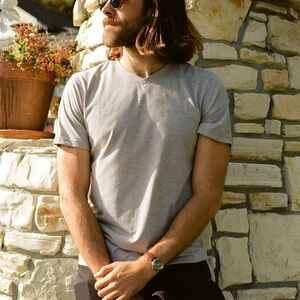 Myles Everyday Tee with V-Neck in Heather Grey Men’s Size Large